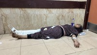 Seorang komandan pasukan khusus Israel tewas dalam operasi tersebut. Paramedis dan warga Gaza mengatakan serangan itu menewaskan banyak orang dan menyebabkan tubuh pria, wanita dan anak-anak berserakan di sekitar pasar dan masjid. REUTERS/Doaa Rouqa.