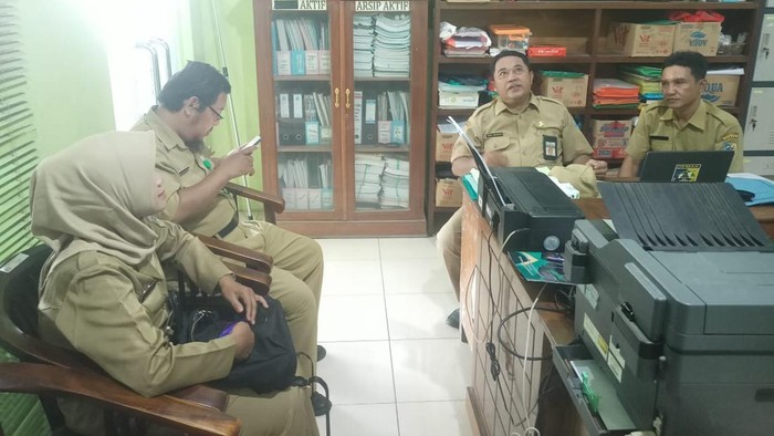 Dinsos Demak bersama Pemdes Jungsemi menindaklanjuti kabar Guntur dan anaknya yang sempat tinggal di Gua Jepara. Foto diunggah pada Senin (10/6/2024).