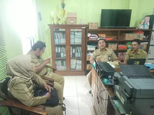 Sempat Heboh Tinggal di Gua, Guntur dan Anaknya Kini Huni Makam di Jepara