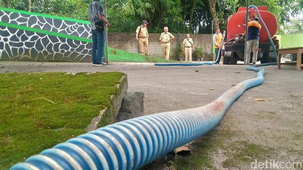 Droping air dari BPBD Klaten ke desa Sidorejo, kecamatan Kemalang Klaten.
