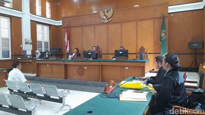 Eks Pimca Bulog Parepare saat sidang kasus dugaan korupsi Rp 1,7 miliar di PN Makassar. Andi Audia Faiza Nazli Irfan/detikSulsel