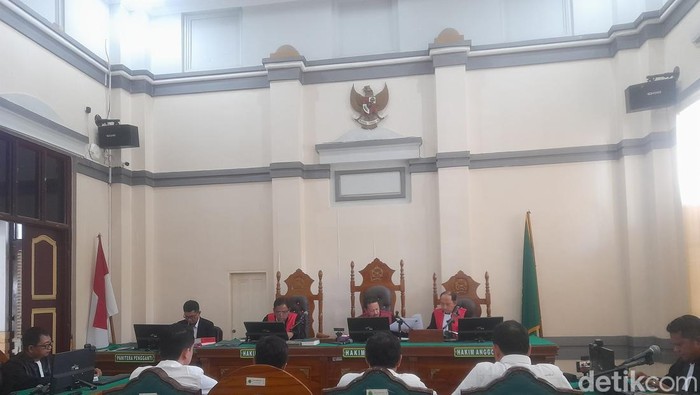 Empat kontraktor pemberi suap Bupati Labuhanbatu nonaktif Erik Adtrada Ritonga menjalani sidang vonis di PN Medan