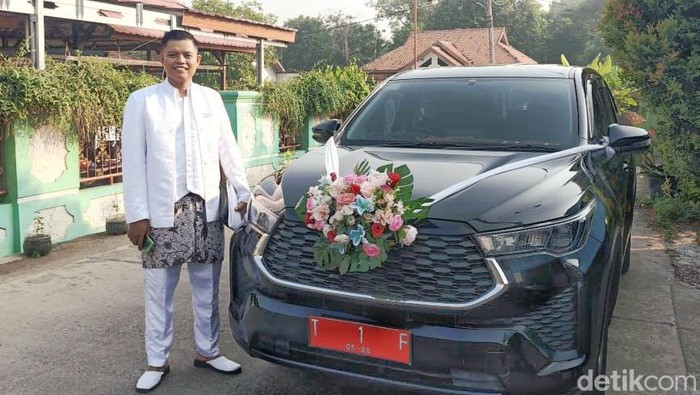 Fajar saat hendak berangkat menuju mempelai wanita, menggunakan mobil dinas Bupati di rumah Dinas Bupati Karawang