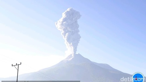 Gunung Lewotobi Laki-Laki meletus, Senin (10/6/2024).