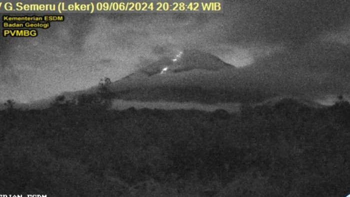 Letusan dahsyat Gunung Semeru Melontarkan Lava Pijar