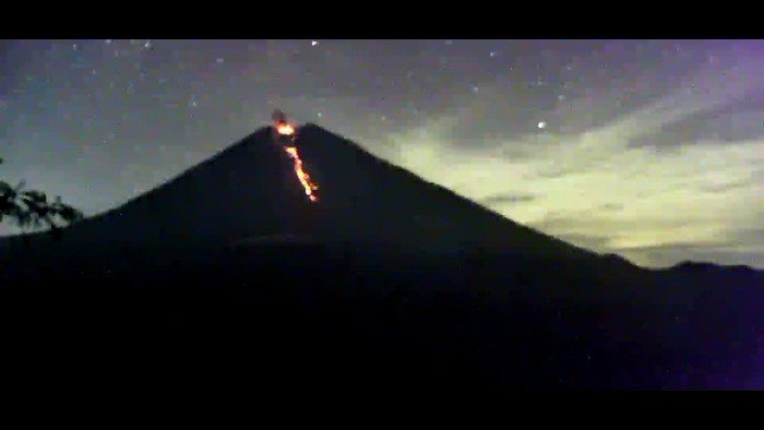 Gunung Semeru erupsi mengeluarkan guguran lava pijar sejauh 2,5 km