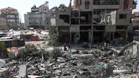 Pasukan tank Israel diklaim telah merebut seluruh jalur perbatasan antara Jalur Gaza dengan Mesir, yang membentang melalui Rafah hingga pantai Mediterania dan menyerbu beberapa distrik di kota tersebut, yang memaksa sekitar satu juta pengungsi yang selama ini berlindung di Rafah melarikan diri ke area lainnya.