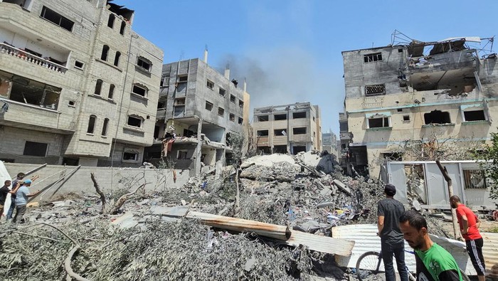 Palestinians inspect a house hit in an Israeli strike, due to an Israeli military operation, amid the Israel-Hamas conflict, in Nuseirat refugee camp, in the central Gaza Strip, June 8, 2024. REUTERS/Emad Abu Shawiesh