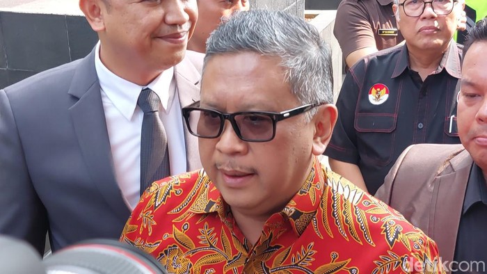 Hasto memenuhi panggilan tim penyidik KPK sebagai saksi dalam kasus suap pergantian antarwaktu dengan tersangka Harun Masiku (Yogi/detikcom)