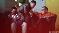 Hasto tampak berdiskusi dengan tim hukumnya di ruang tunggu KPK. 