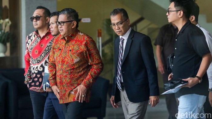 Hasto Tinggalkan Gedung KPK usai Diperiksa 4 Jam Sekjen PDIP Hasto Kristiyanto meninggalkan gedung KPK usai mejalani pemeriksaan selama 4 jam oleh penyidik. Haso diperiksa terkait Harun Masiku.