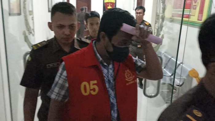 Heri, pengusaha konstruksi di Bojonegoro ditahan kejari setempat