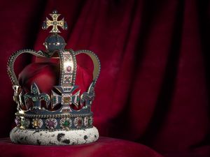 Penemuan Harta Karun Tak Terduga: Mahkota Emas Perang Dunia di Bawah Tangga