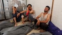 Reaksi para pelayat saat pemakaman warga Palestina yang tewas dalam serangan Israel di kamp pengungsi Nuseirat di Jalur Gaza tengah, Minggu (8/6/2024). REUTERS/Abed Khaled.