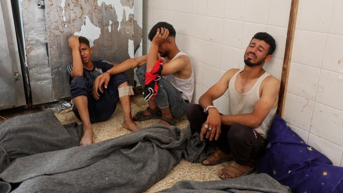 Mourners react during the funeral of Palestinians killed in Israeli strikes, amid the Israel-Hamas conflict, in Deir Al-Balah, in central Gaza Strip June 8, 2024. REUTERS/Ramadan Abed     TPX IMAGES OF THE DAY