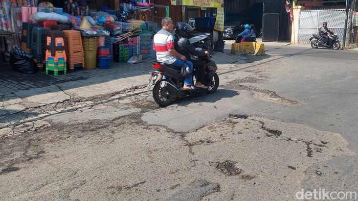 Jalan Rusak di Caringin-Babakan Ciparay
