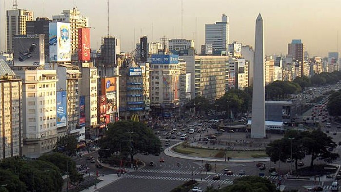 Jalan terbesar di dunia ada di Argentina, namanya Avenida 9 de Julio