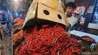 Sementara untuk cabai merah, menurut para pedagang di Pasar Senen, naik Rp 5.000/kg menjadi Rp 40 ribu/kg.