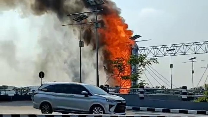 Jembatan Brawijaya Kediri terbakar