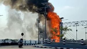 Potret Gerbang Jembatan Brawijaya Kediri Terbakar Sempat Membuat Macet
