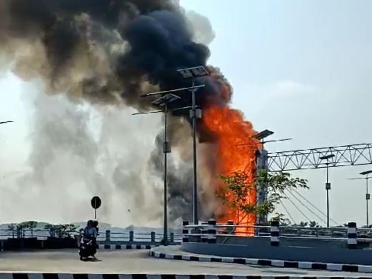 Potret Gerbang Jembatan Brawijaya Kediri Terbakar Sempat Membuat Macet