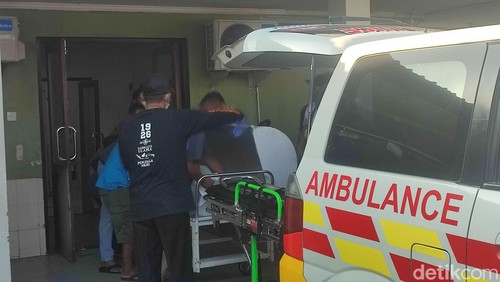 Jenazah Purwanto, korban kebakaran gudang LPG saat dibawa naik ke mobil ambulans, Senin (10/6/2024). Purwanto meninggal di RSUP Sanglah Denpasar. (Ahmad Firizqi Irwan/detikBali)