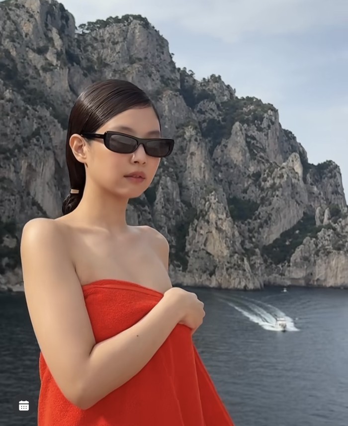 Jennie BLACKPINK tampil berbalut handuk merah dalam campaign Jacquemus Jennie BLACKPINK tampil berbalut handuk merah dalam campaign Jacquemus