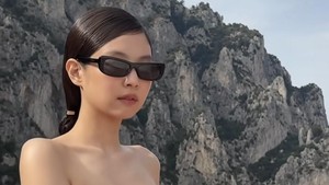 Jennie BLACKPINK mengenakan handuk merah. Foto: dok. Instagram @jacquemus