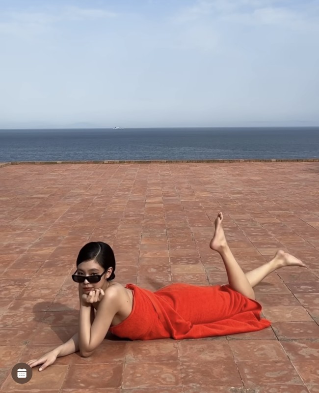 Seperti yang terlihat dalam unggahan Instagram Jacquemus hari ini, Senin (10/6/2024), Jennie BLACKPINK berbaring di lantai rooftop sebuah gedung tinggi di pulau Capri, Italia. Penggemar awalnya mengira Jennie mengenakan gaun merah. Foto: dok. Instagram @jacquemus