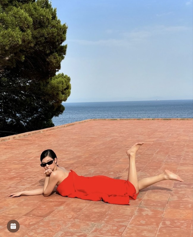 Penggemar dihebohkan dengan penampilan terbaru Jennie BLACKPINK dalam campaign Jacquemus. Personel grup KPop BLACKPINK itu tampil seksi berbalut handuk merah, memakai kacamata hitam. Foto: dok. Instagram @jacquemus