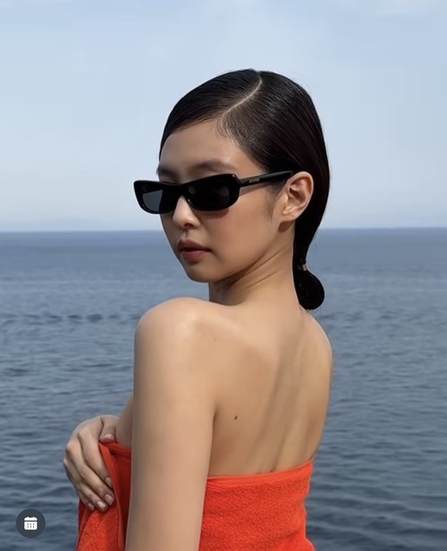 Jennie BLACKPINK tampil berbalut handuk merah dalam campaign Jacquemus
