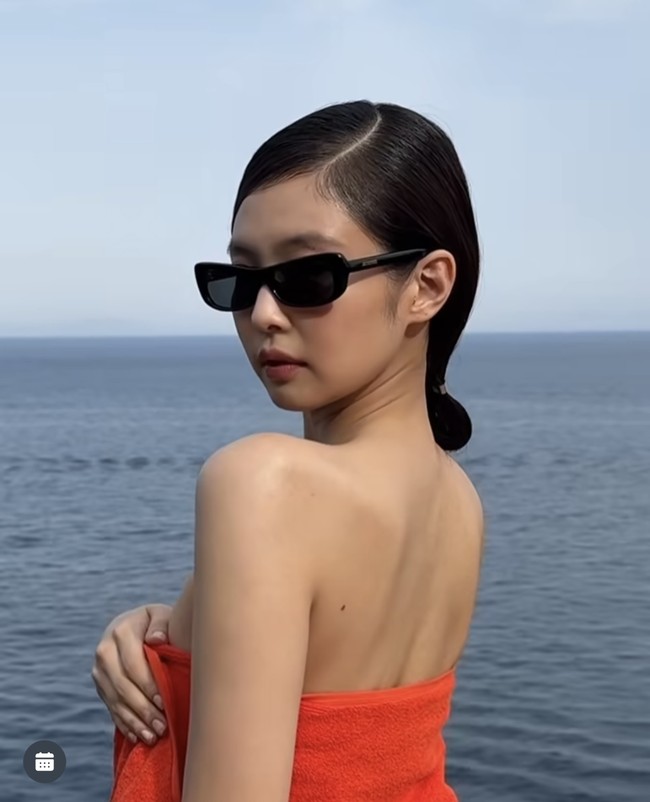 Terungkap Jennie BLACKPINK hanya menutupi tubuhnya dengan sehelai handuk berwarna merah. CEO ODD ATELIER itu terlihat chic dengan tatanan rambut bun. Foto: dok. Instagram @jacquemus