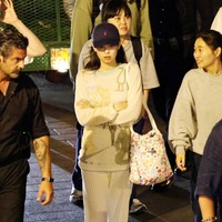 Banyak warga sekitar yang mengenali Jennie BLACKPINK dan membagikan fotonya di media sosial. Salah satunya foto Jennie memakai atasan putih bercorak dan topi baseball navy dari Polo Ralph Lauren. Foto: dok. Twitter @NEWSJENNIE