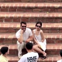 Dia pertama kali terlihat di pulau Capri pada 9 Juni 2024. Sebuah video memperlihatkan kebersamaan Jennie BLACKPINK dengan desainer dan pendiri brand Italia tersebut, Simon Jacquemus. Foto: dok. Twitter @NEWSJENNIE