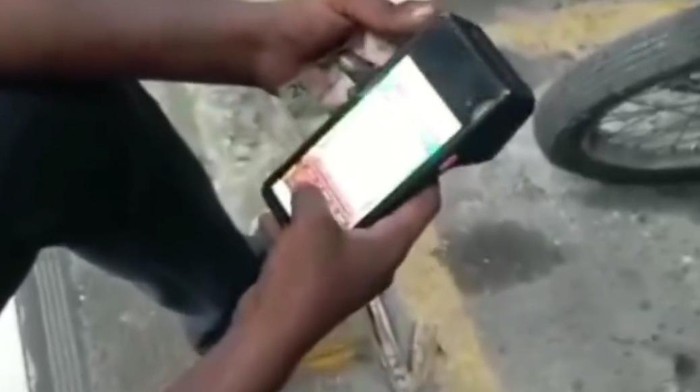 Jukir di Medan bermain judi online menggunakan mesin e-parking (istimewa/tangkapan layar video viral)
