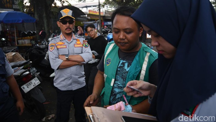 Jukir di Stasiun Malang Kota Baru ditindak Dishub Kota Malang karena getok tarif Rp 5 ribu untuk sepeda motor.