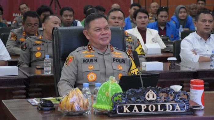 Kapolda Sulteng Irjen Agus Nugroho bersama mahasiswa di Palu mengikuti acara Dialog Kebangsaan (dok.ist)