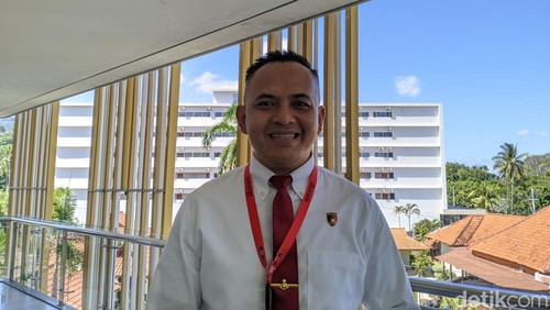 Kasat Reskrim Polresta Mataram Kompol I Made Yogi Purusa Utama saat ditemui di salah satu hotel di Lombok Barat, Senin siang (10/6/2024). (Ahmad Viqi/detikBali)