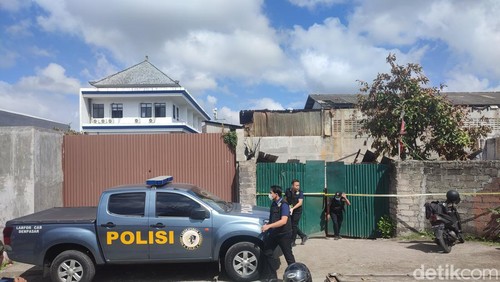 Tim Labfor Polda Bali mendatangi lokasi kebakaran gudang LPG di Denpasar, Senin (10/6/2024).