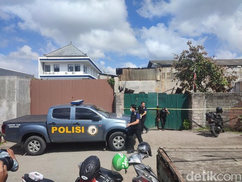 Tim Labfor Polda Bali mendatangi lokasi kebakaran gudang LPG di Denpasar, Senin (10/6/2024).