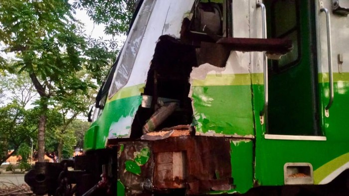 kecelakaan melibatkan truk dan kereta commuter Sidoarjo