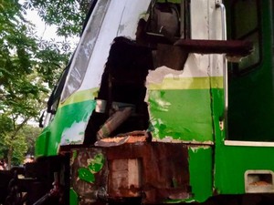 Commuter Line Sindro Tertemper Truk di Sidoarjo, Loko Rusak Parah