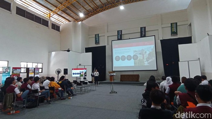 Kegiatan Partnership and Scholarship di SMA Taruna Bakti