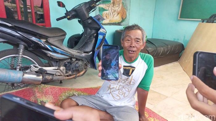 Ketua RT.19 A Lorong Lebak Sari, RM Ismail memperlihatkan foto pelaku saat melakukan aksi pencurian.