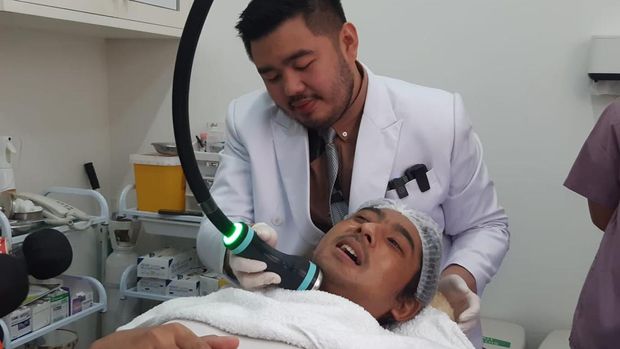 Kevin Aprilio saat menjalani perawatan.