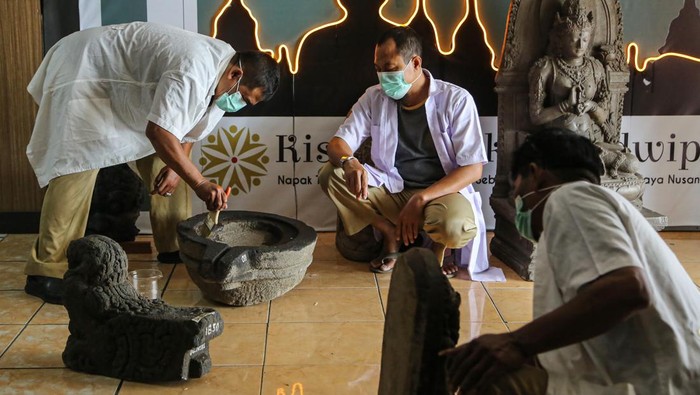 Tim pelestarian museum membersihkan arca purbakala saat konservasi di Museum Ranggawarsita, Semarang, Jawa Tengah, Senin (10/6/2024). Konservasi rutin koleksi Museum Ranggawarsita Jawa Tengah yang terdiri dari perawatan dan pembersihan puluhan benda arkeologi berbahan anorganik seperti arca purbakala tersebut dilakukan sebagai upaya melestarikan keberadaan serta nilai-nilai sejarah benda cagar budaya sekaligus untuk persiapan pameran nasional museum bertema Kisah Klasik Jawadwipa pada tanggal 12-16 Juni 2024 di Semarang. ANTARA FOTO/Makna Zaezar/tom.