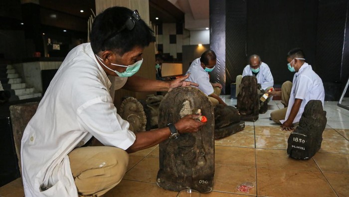 Tim pelestarian museum membersihkan arca purbakala saat konservasi di Museum Ranggawarsita, Semarang, Jawa Tengah, Senin (10/6/2024). Konservasi rutin koleksi Museum Ranggawarsita Jawa Tengah yang terdiri dari perawatan dan pembersihan puluhan benda arkeologi berbahan anorganik seperti arca purbakala tersebut dilakukan sebagai upaya melestarikan keberadaan serta nilai-nilai sejarah benda cagar budaya sekaligus untuk persiapan pameran nasional museum bertema Kisah Klasik Jawadwipa pada tanggal 12-16 Juni 2024 di Semarang. ANTARA FOTO/Makna Zaezar/tom.