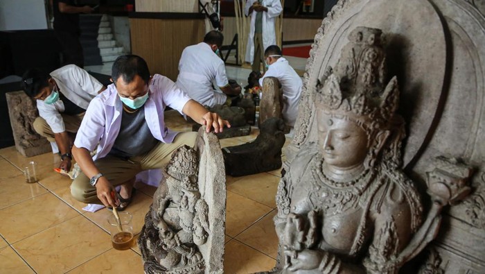 Tim pelestarian museum membersihkan arca purbakala saat konservasi di Museum Ranggawarsita, Semarang, Jawa Tengah, Senin (10/6/2024). Konservasi rutin koleksi Museum Ranggawarsita Jawa Tengah yang terdiri dari perawatan dan pembersihan puluhan benda arkeologi berbahan anorganik seperti arca purbakala tersebut dilakukan sebagai upaya melestarikan keberadaan serta nilai-nilai sejarah benda cagar budaya sekaligus untuk persiapan pameran nasional museum bertema Kisah Klasik Jawadwipa pada tanggal 12-16 Juni 2024 di Semarang. ANTARA FOTO/Makna Zaezar/tom.