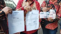 Tim kuasa hukum Afdhal Muhammad, Dedy J.S Jachya, Marzon Hermansyah bersama korban dugaan malpraktek berinisial Y menunjukan sejumlah bukti surat tanda terima laporan polisi, rekam medis kesehatan dan foto luka berat akibat malpraktel yang dialami korban Y.  