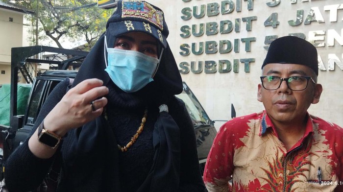 Korban dugaan malpraktek operasi filler hidung di salah satu klinik datangi Polda Metro Jaya. Ia menanyakan perkembangan perkambangan laporan kasus tersebut.
